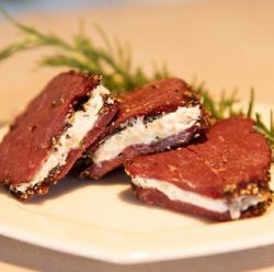 蝦夷鹿肉燻牛肉和煙燻白蘿蔔起司