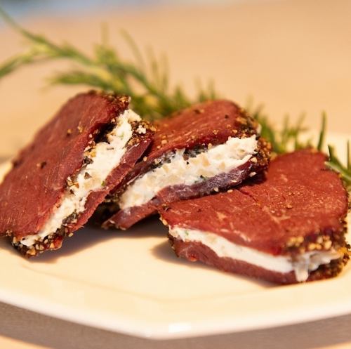 蝦夷鹿肉燻牛肉和煙燻白蘿蔔起司