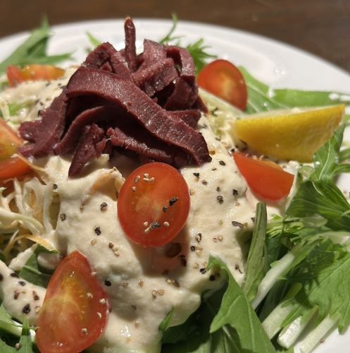 一份清淡的沙拉，配上鹿肉和豆腐醬汁