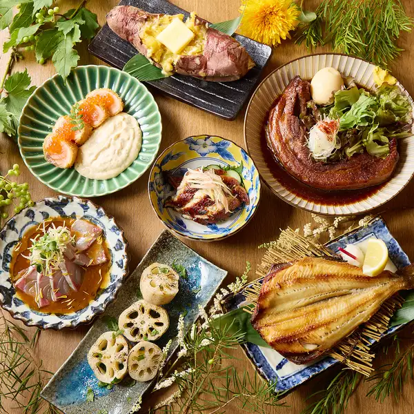 〈旨い魚と肉ならコレ〉とろける絶品角煮とサーモンレアカツ・旬魚を贅沢に堪能！