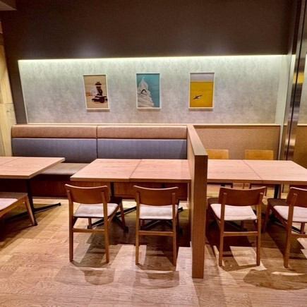 広々とした店内には4名様でご利用可能なテーブル席や、おひとり様席をご用意しております。カウンタ―テーブルの天板には長崎県で生産されている陶磁器を作る過程で出た廃材をアップサイクルした【波佐見テラゾ】を使用。木の温もりを感じられる、カジュアルで居心地のいい雰囲気です。