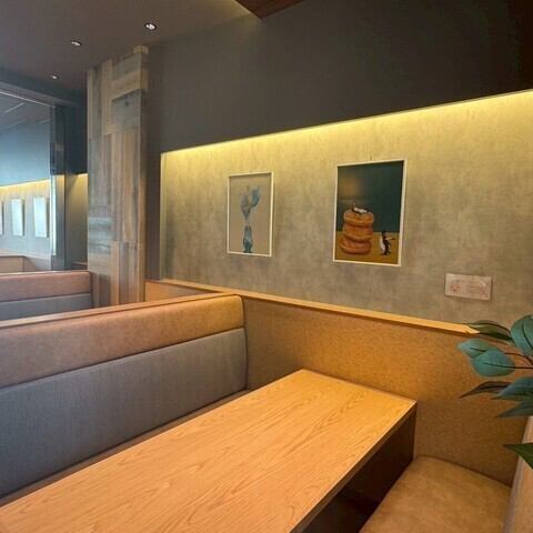 ゆったりと座れるソファー席もあり！カウンタ―テーブルの天板の他にも、九州のクリエイターの作品で店内をコーディネートしているので、お食事と一緒にインテリアなどをお楽しみいただけます♪出社前のモーニングや友人とのランチ・ディナー、各種ご宴会など様々なシチュエーションでご利用下さい。