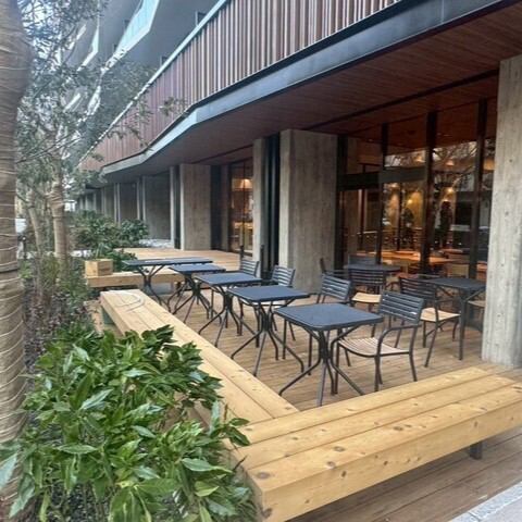 季節を感じられるテラス席は、ペットと一緒にご利用可能です！落ち着いたトーンでまとめられた空間は居心地も良く、ブレイクタイムやお散歩途中の一息にもピッタリ◎九州をテーマに郷土料理や種類豊富な一品、デザートメニューまで幅広く取り揃えております。絶品料理と種類豊富なドリンクでリフレッシュ♪