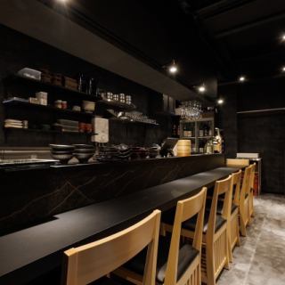 目の前で調理をご覧いただけるカウンター席