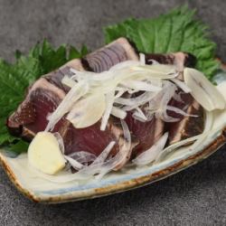 Straw-grilled seared bonito