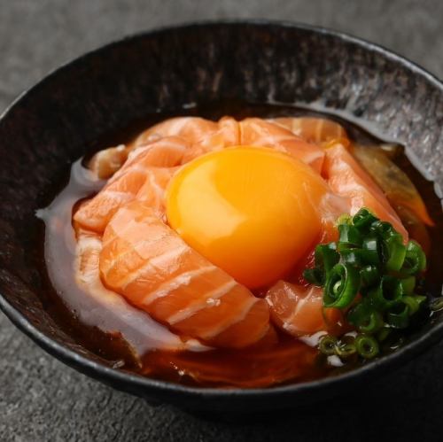 サーモンユッケ