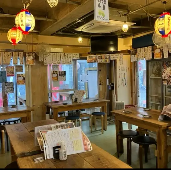 [吧台座/餐桌座] 与朋友一起小酌或下班后独自小酌，或私人酒会等，可以根据场合选择。精心准备的汤料、点心和日本酒，让您享受宾至如归的幸福时光。我们全体员工恭候您的光临！