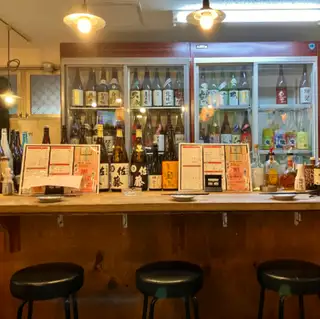【お一人様も大歓迎！日本酒好きの方に人気のお席】<高円寺駅徒歩2分>会社帰りにサクッと寄って、お気に入りの一杯を楽しむのもよし！店内のテレビでスポーツ観戦をしながらお酒を楽しむのも一興。友人や同僚、上司と一緒に日本酒と絶品料理を囲んで楽しむのもまた格別。それぞれの時間を、思い思いにお楽しみください。