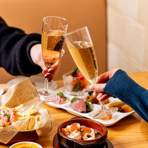 店内は木のぬくもりあふれる空間。駅近くでも3階の店舗なので喧騒から離れて落ち着ける雰囲気です。女子会や友人同士の集まりのほか、同窓会や定年退職祝いなど、先生や大切な方をお迎えする場合にもぴったり。「女性限定コース」でも、大切な方を招待する特別なシーンでは男性もご利用いただけますのでご相談ください。