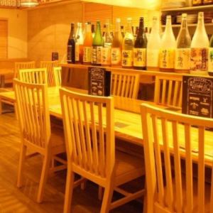 【1～9名様：カウンター席】デートやお一人様にもオススメなカウンター席お一人様でも気軽にご利用◎奥行きのあるテーブルでゆったりとお過ごしいただける人気のお席。1～2名様でのご利用に最適で、デートやご夫婦でのお食事にオススメ。落ち着いたウッディな店内でゆったりお過ごしください。