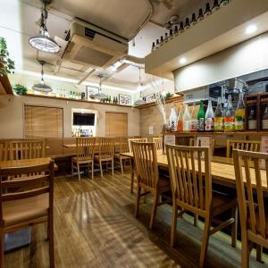 【店内貸切 ランチ：8名様～／ディナー：20名様～】最大30名様まで貸切可能！テレビモニター・BGMも使用できて、ケーキやお花の持ち込み・ご手配も承りますので、イベントやサプライズに最適です。ランチの少人数宴会からディナーの大人数での宴会まで、人数は柔軟に対応いたします。