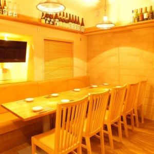 【貸切個室 ランチ：8名様～／ディナー：20名様～】ランチタイムは8～30名様の貸切が可能で、お店まるごと個室としてもご利用いただけます。当店はビルの3階にあるので駅に近いのに喧騒から離れた落ち着いた空間。同窓会・女子会・誕生日などのお祝いなどにご利用ください！