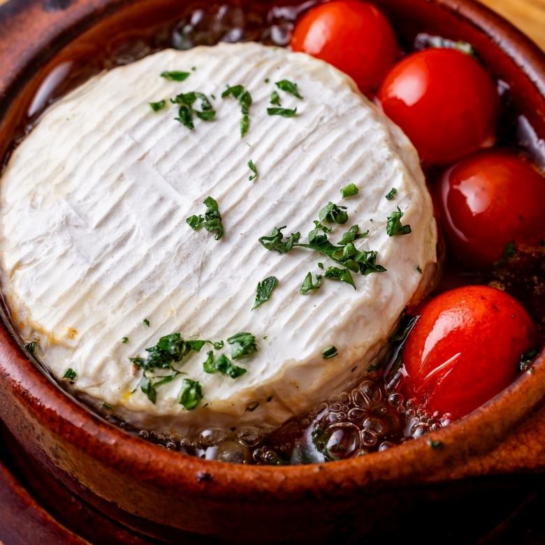 丸ごとカマンベールチーズのアヒージョ