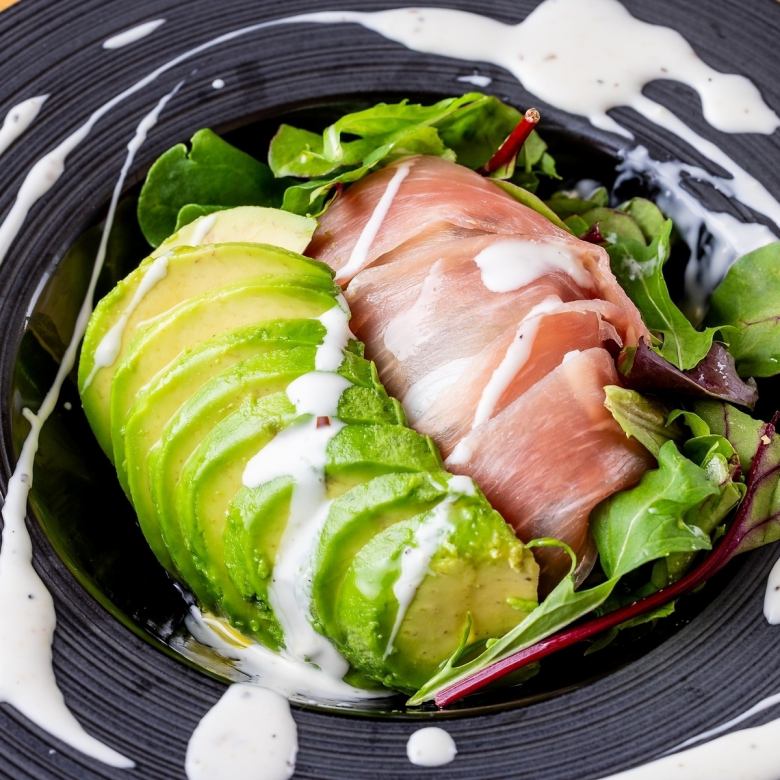 生ハムとアボカドのサラダ