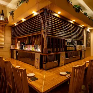【カウンター席】奥行きのあるカウンター席は、お一人様や少人数でのお食事におすすめです。仕事帰りの一杯やデート、ご夫婦でのお食事など、落ち着いてお過ごしいただけます。