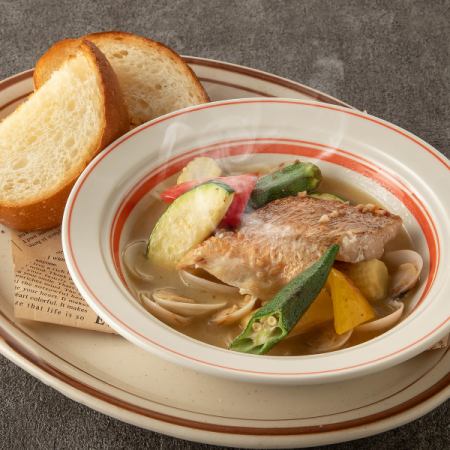 夏野菜と白身魚のアクアパッツァ