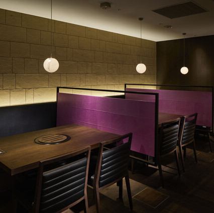 The table seats have a partition between them and the next seat, so you can spend your time without worrying about the surroundings and enjoy your meal.