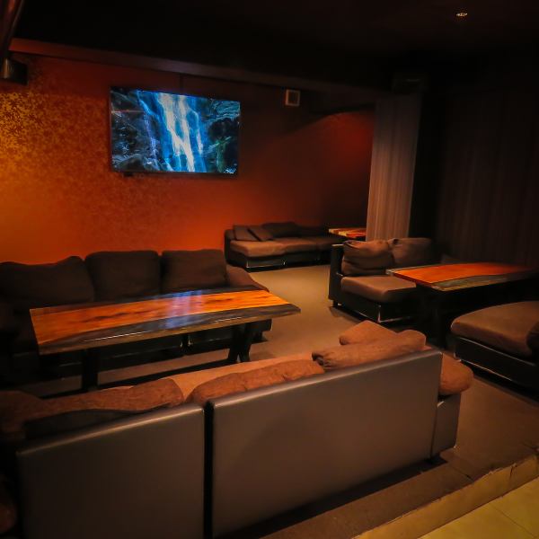 【VIP限定3席】上質な空間でお酒を愉しめるVIP席も完備◎カーテンで仕切ることでプライベートな空間へと変わります。団体での利用も可能！大型モニターも完備で、記念日・結婚式ムービーやカラオケ、ゲームなどで盛り上がります。最大12名まで収容可能◎宴会の2次会にもご利用いただけます。気軽にお問い合わせください。