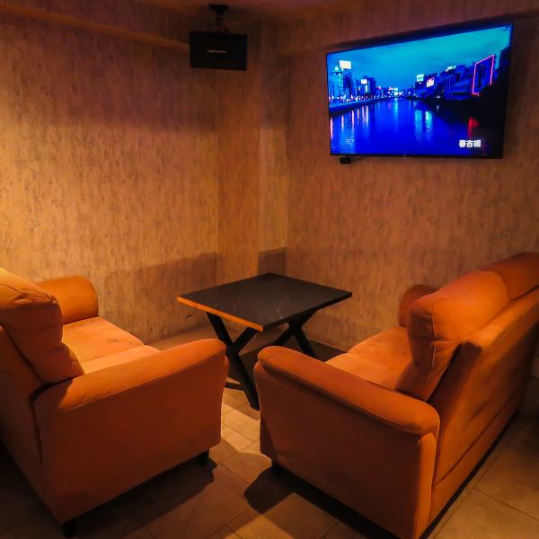 【人気のソファ席】居心地がよいと評判のソファ席。こだわりのソファだからこそ「つい長居してしまう」そんな空間になっています。カップルで横並びもよし。友達・同僚みんなでお酒を囲むもよし。どんなシーンでもオシャレに上質な演出が可能です。