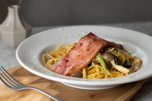 Grilled bacon and spinach carbonara