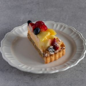ミックスベリーとパイナップルのタルト