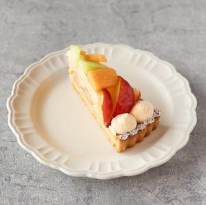 すももとメロンのタルト