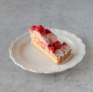 桜といちごのタルト