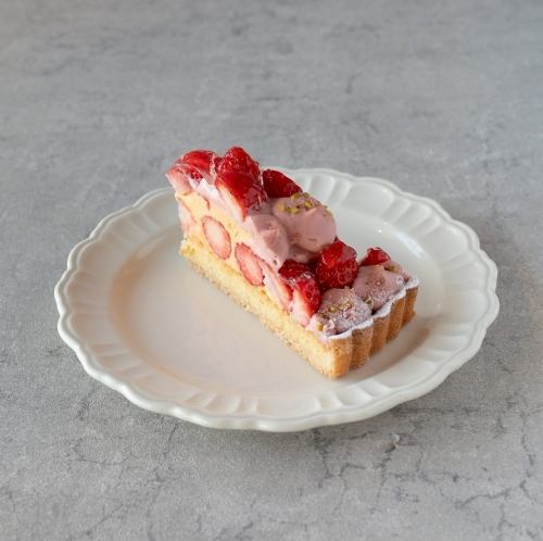 桜といちごのタルト