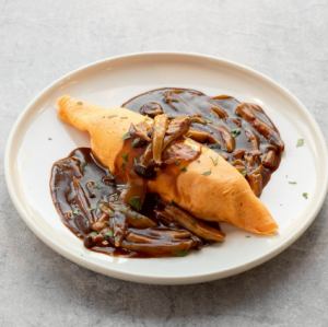 煮込み合挽きミンチとキノコの熟デミオムライス