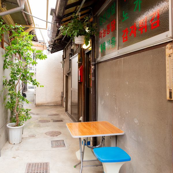 路地を入ったところに現れる当店は、どこか懐かしい雰囲気。ご家族でのご利用や、ご友人とのお集まり、会社の飲み会、ご宴会、女子会等、様々なシーンでご活用ください。貸切もOK！人数やご予算など、ご要望に応じてご提案させて頂きますのでご相談ください。韓国のお酒を飲みながら、美味しい料理とお楽しみください♪