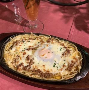 奇抜！鉄板焼きスパゲッティ玉子のせたミートソース