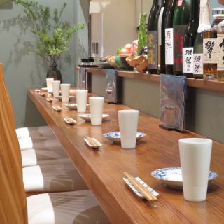 Single board counter seats.It can be used in a variety of situations, such as after work, having a meal with a friend or loved one, or as a second meal.You can have fun talking about food and drinks with the friendly staff.