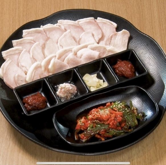 A set of Saitama Prefecture Musashi Mugi pork possum, dried daikon radish condiments, and wrapped vegetables (2 servings)