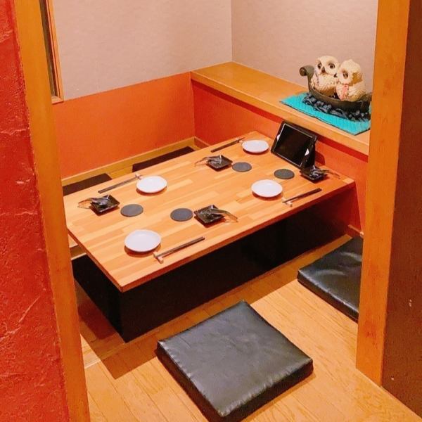 当店は人数に合わせてご利用いただける掘りごたつ席をご用意☆少人数様向けのお席もご用意可能です。落ち着きのある癒しの空間でほっこりと寛ぎのひと時をお過ごしいただけます☆カップルのお客様にも好評です♪