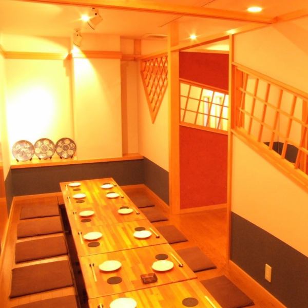 全席半個室の堀りごたつなので足元ラクラク♪6名様8名様など一列20名様まで可能です。21名様以上の場合Ｌ字になりますが最大34名様までお座りいただけます！貸切宴会も可能です☆