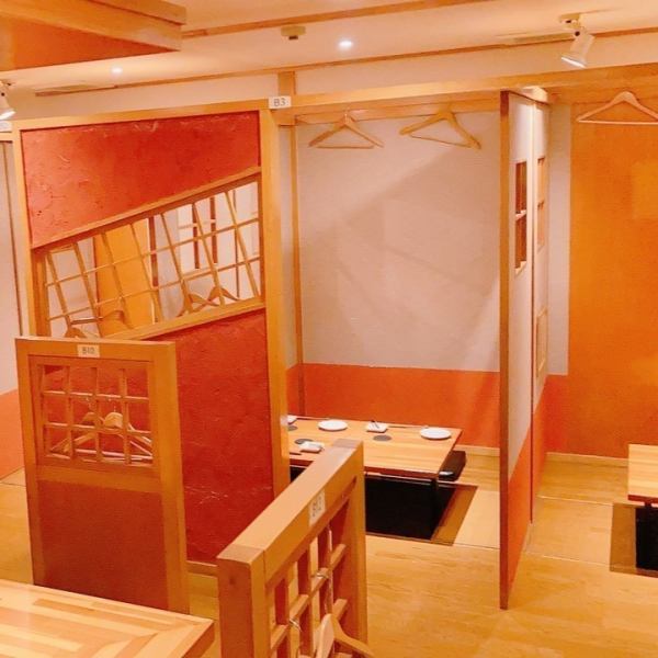 寛ぎの半個室を沢山ご用意しております！木の温もり溢れる落ち着いた空間は少し前に改装したばかりなのでとってもきれいです☆人数に合わせてお席をご用意させて頂きますので、お気軽にお問い合わせください！画像手前にはカウンター席もあります。