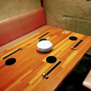 ＜4名様＞店内手前の半個室空間です！心落ち着くプライベートな空間で特別なひとときを過ごせる☆清潔感に溢れた店内でゆったりとくつろぎながらお食事を楽しむことができます♪