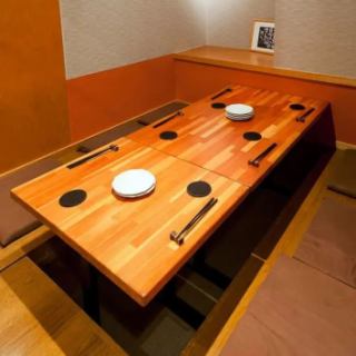 ＜6名様＞仲間内での飲み会にぴったり！大人数で楽しむことができる広々とした掘りごたつの半個室席は、人数に合わせてご利用いただけます！足をのばしてリラックスした時間をお過ごしください☆