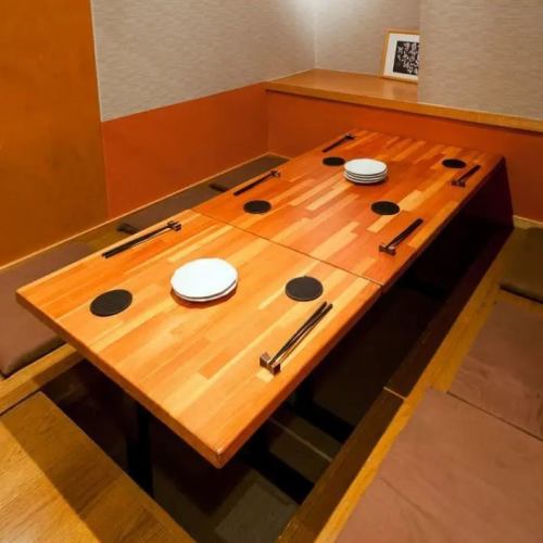 ＜6名様＞仲間内での飲み会にぴったり！大人数で楽しむことができる広々とした掘りごたつの半個室席は、人数に合わせてご利用いただけます！足をのばしてリラックスした時間をお過ごしください☆