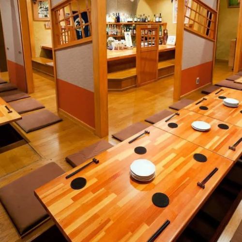 ＜34名様＞店内奥の個室空間を貸切でお過ごしください☆広々とした空間で、大人数での宴会にはもってこいのお席となっております！ご予約はお早めに！※お席は一列ではなくL字型になります。