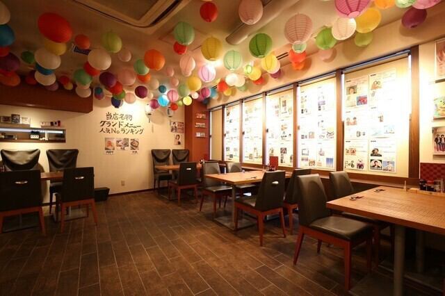 【居酒屋　平成　本店◆】≪明るく楽しい空間≫店内には提灯などを飾り付け！お祭りのような活気ある雰囲気を演出してます。また、平成世代の方には「懐かしい！」と感じていただけるような、ポスターやアイテムが所狭しと並んでいるのも魅力。おひとりさま様でもグループでもご利用しやさ◎いつでもお気軽にお越し下さい。