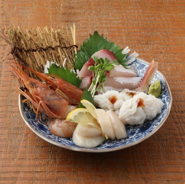 市場から仕入れる新鮮なお造りや生牡蠣