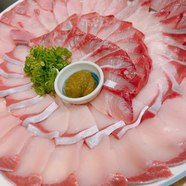 店内に入ると暖かい照明が広がる廊下。ゆったりとした和空間は、接待や友人との飲み等様々なニーズに答えてくれる。大小様々な個室をご用意。落ち着いた空間で美味しい料理とお酒を大切な方と一緒にお楽しみください…。お客様のご予約・ご来店お待ちしております。詳細やご不明な点はお気軽に店舗へお問い合わせください。