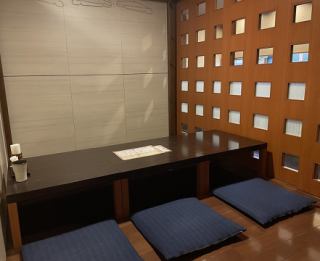 A private room with sunken kotatsu seating for 4 to 6 people.In winter, there is underfloor heating under your feet.Perfect for girls' night out or families.