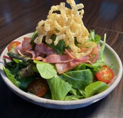 Crispy baby leaf and bacon salad