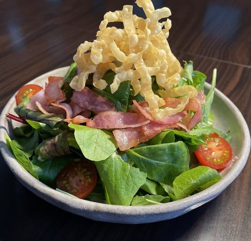 Crispy baby leaf and bacon salad