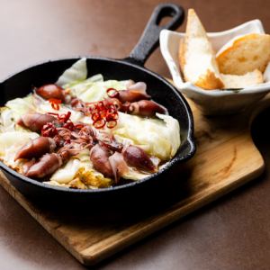 ホタルイカとキャベツのアヒージョ