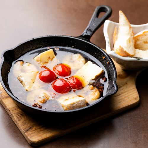 海老とカマンベールのアヒージョ