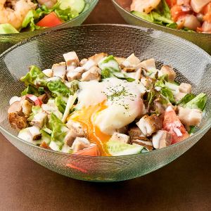 焼き豚と温玉のシーザーサラダ