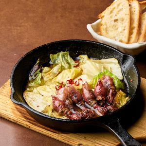 富山湾ホタルイカとキャベツのアヒージョ 焼きたてバケット